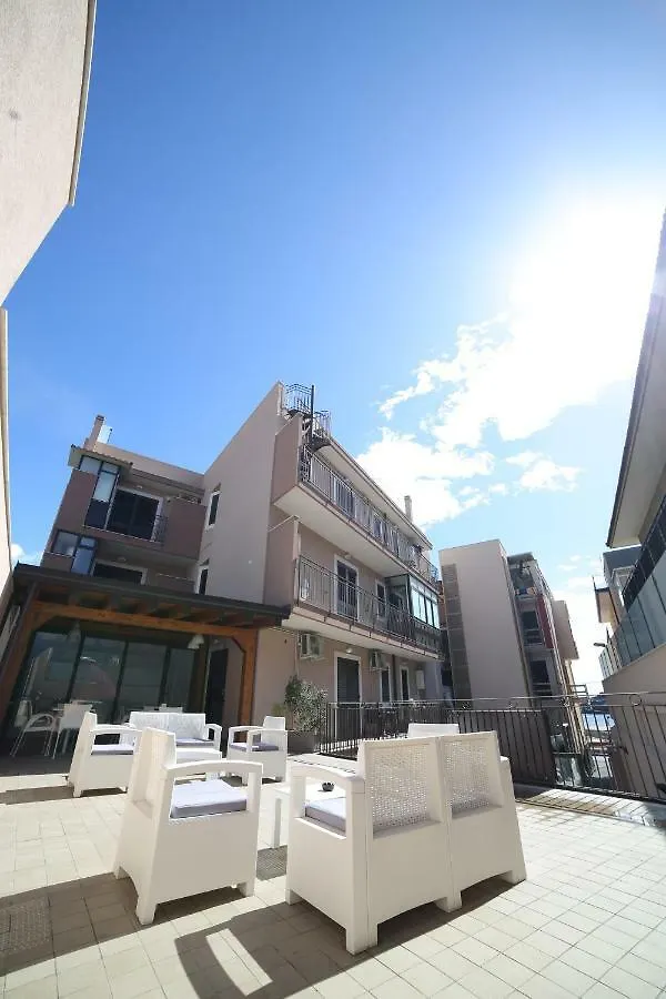 Casa Dei Mori Otel Aci Trezza İtalya